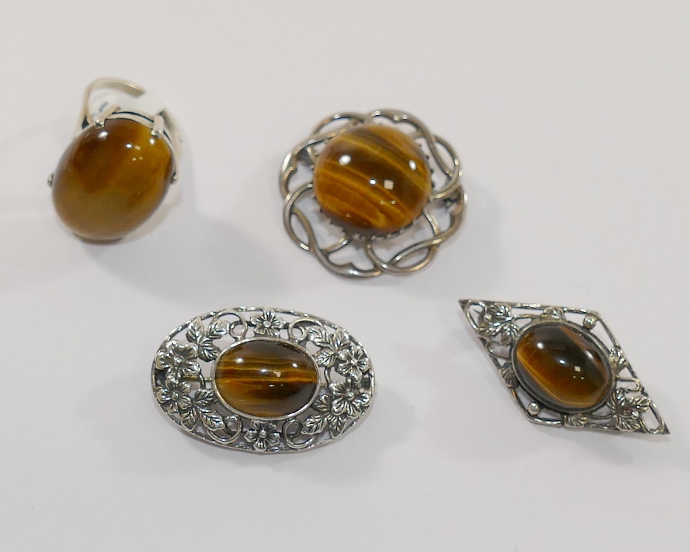 Four items of tiger's eye jewellery comprised of a large single stone ring, a circular openwork - Image 5 of 5