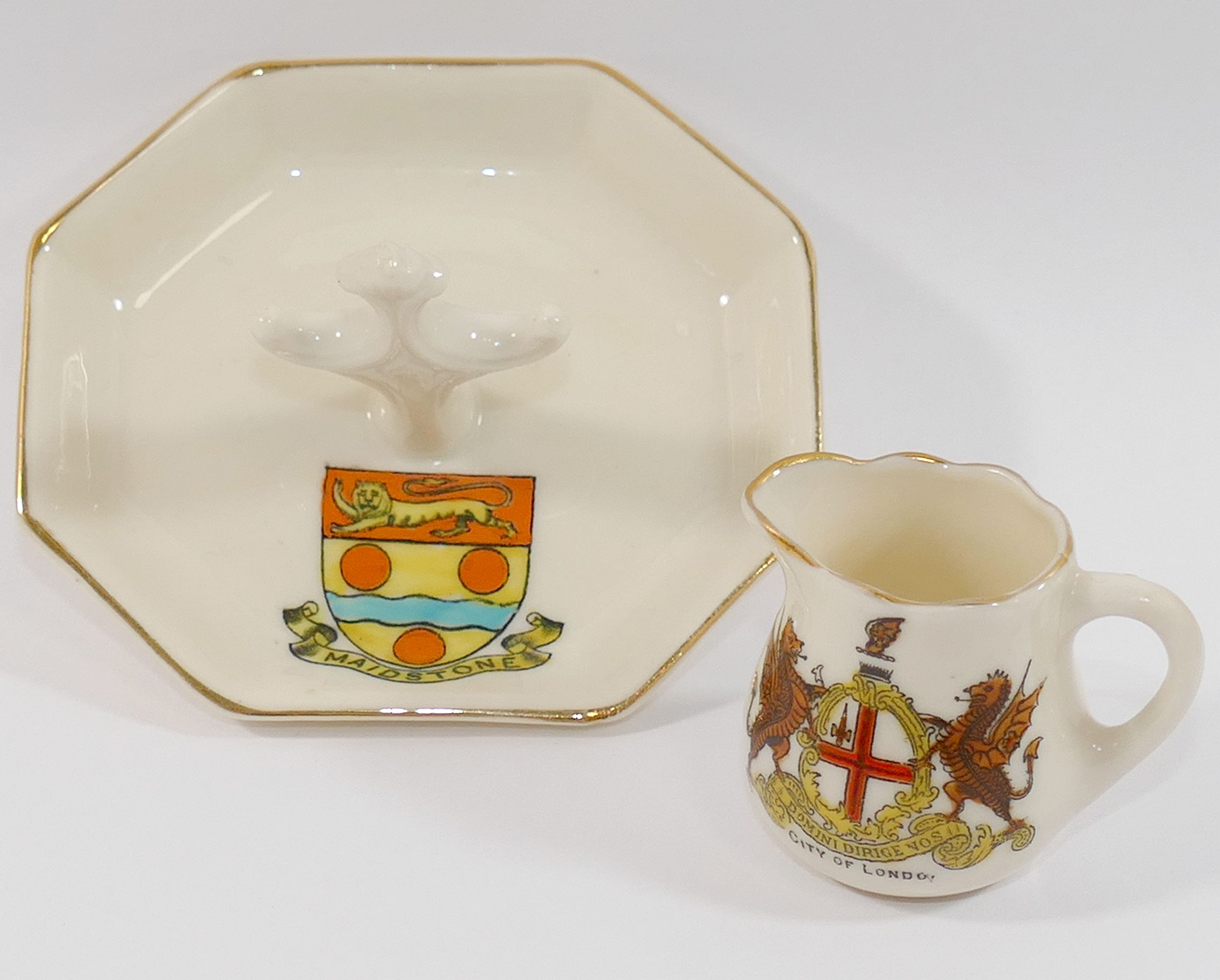 A collection of crested china, including a Vienna City of London teaset, a Willow Art Eton vase, a - Image 8 of 8