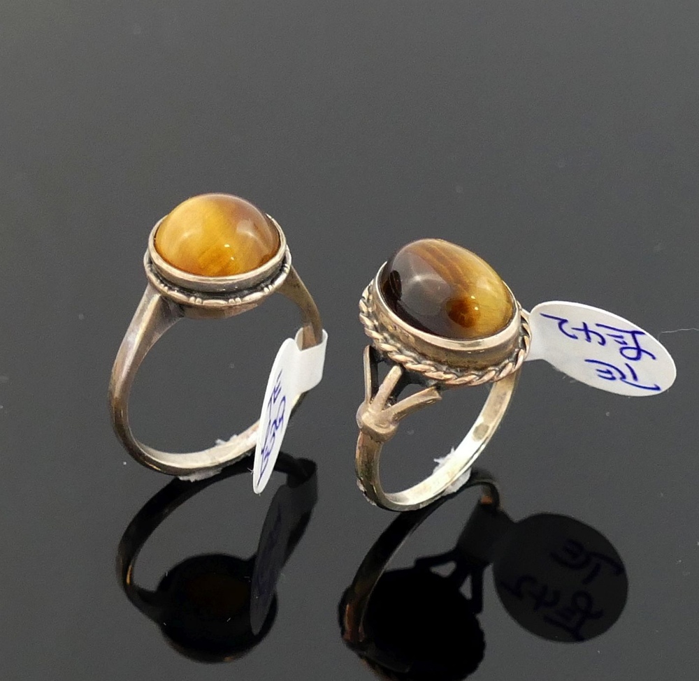 A selection of tiger's eye jewellery comprised of a string of cylindrical beads, a round cabochon - Image 2 of 3