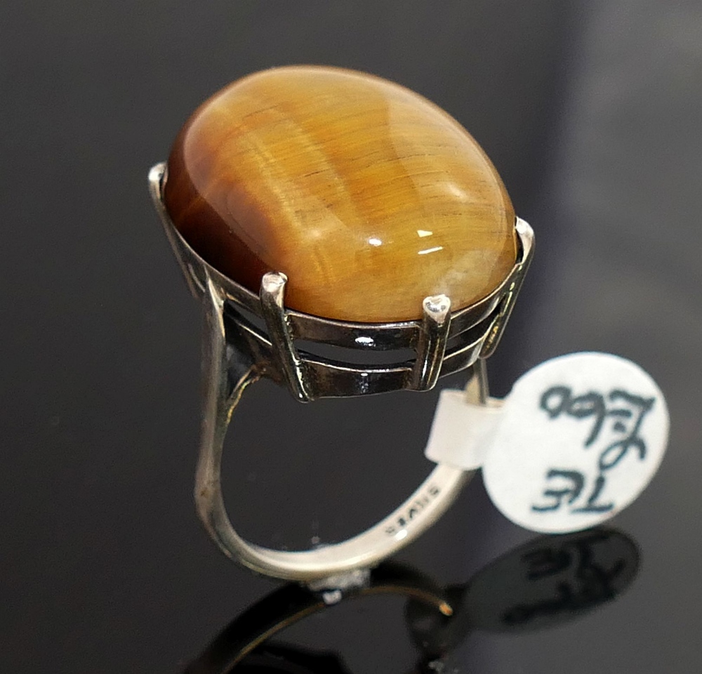 Four items of tiger's eye jewellery comprised of a large single stone ring, a circular openwork - Image 4 of 5