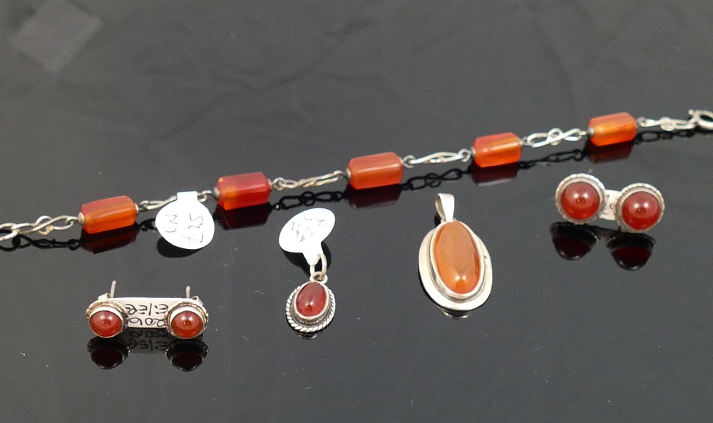 A selection of carnelian jewellery comprised of a circular openwork brooch, another brooch, a - Image 3 of 3