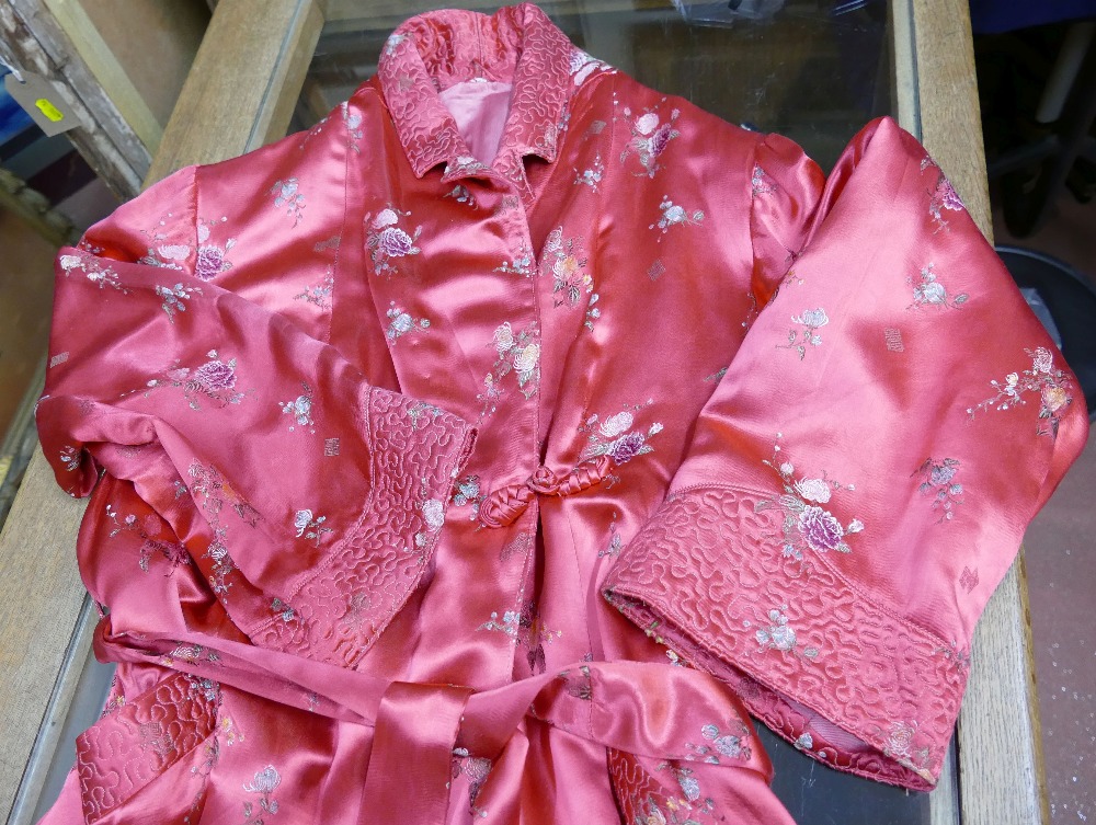 A vintage red satin ladies dressing gown with chinoiserie floral machine embroidered decoration, and - Image 4 of 4