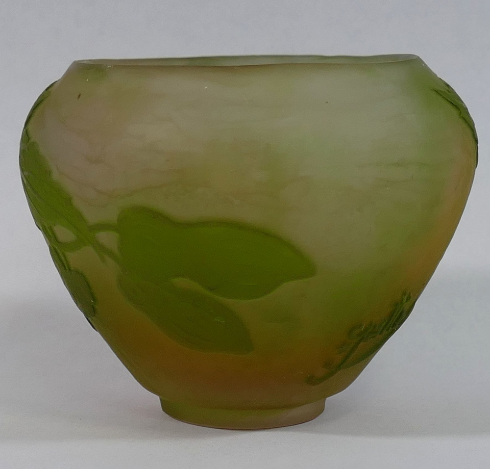 A small cameo glass bowl in the style of Galle decorated in relief with trailing flowers to a - Image 3 of 5