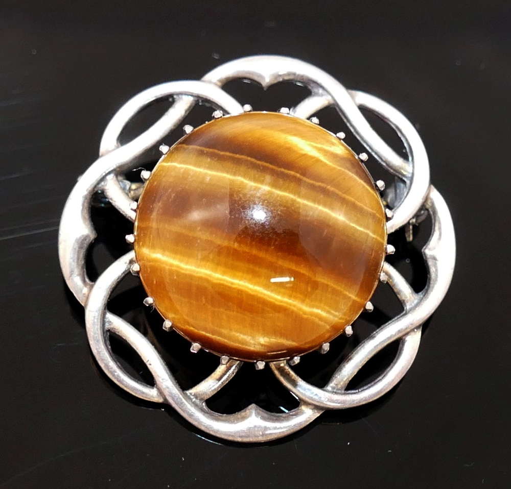 Four items of tiger's eye jewellery comprised of a large single stone ring, a circular openwork - Image 3 of 5