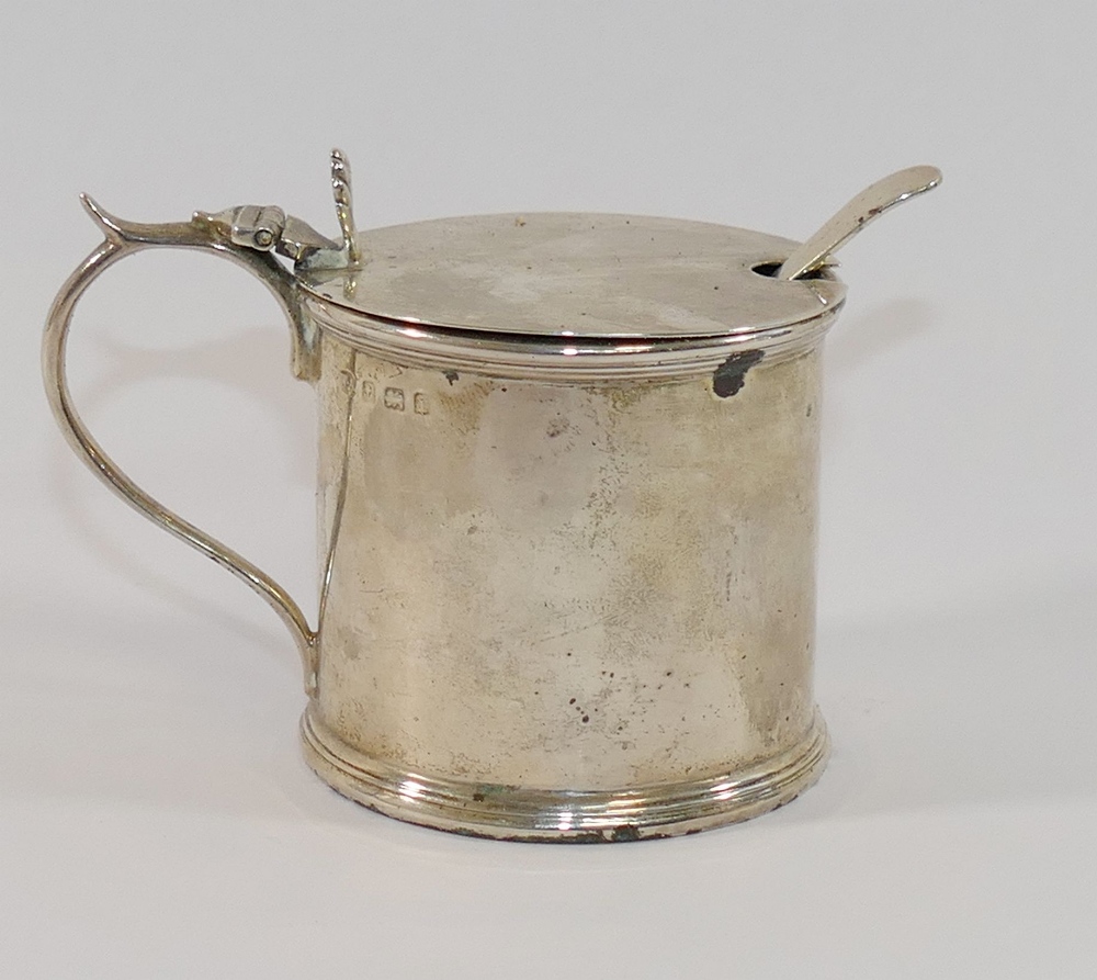 Three Edwardian bowl-shaped silver salts with pierced decoration and raised on three feet, (one blue - Image 3 of 3