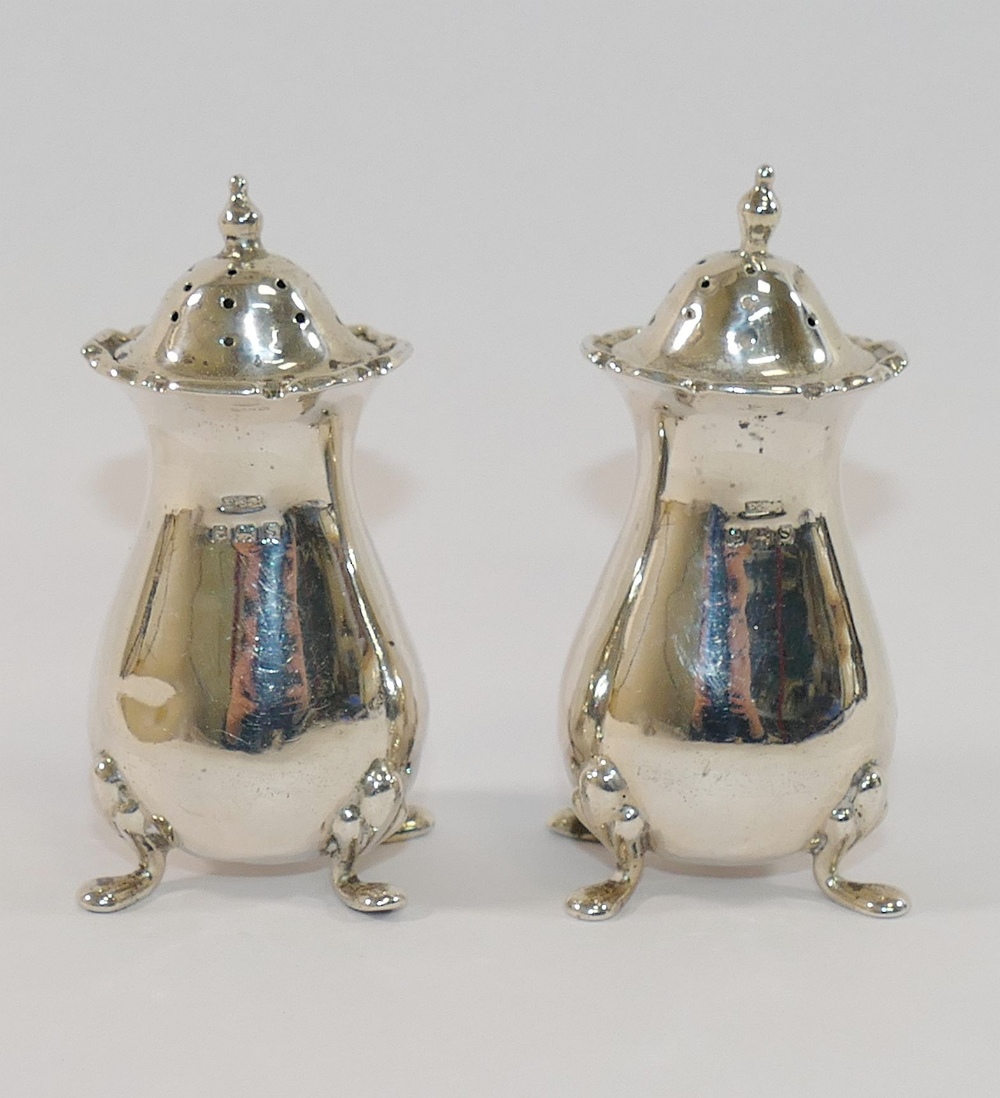Three Edwardian bowl-shaped silver salts with pierced decoration and raised on three feet, (one blue - Image 2 of 3
