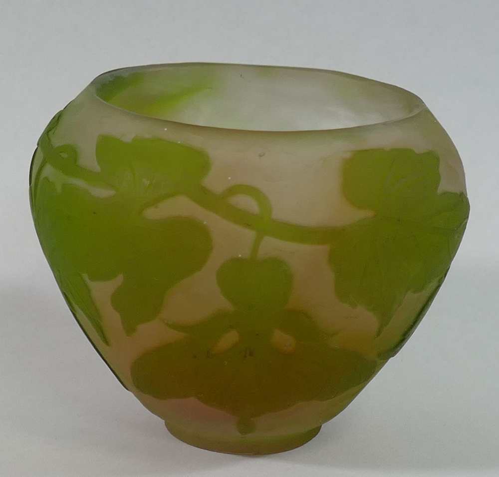 A small cameo glass bowl in the style of Galle decorated in relief with trailing flowers to a - Image 2 of 5
