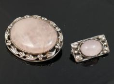 A quantity of rose quartz jewellery, comprised of a large silver oval brooch, 4.1cm wide, an Art