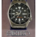 A gentleman's Seiko SKX series Scuba diver's wrist watch, with black face with day/date aperture and