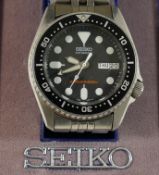 A gentleman's Seiko SKX series Scuba diver's wrist watch, with black face with day/date aperture and