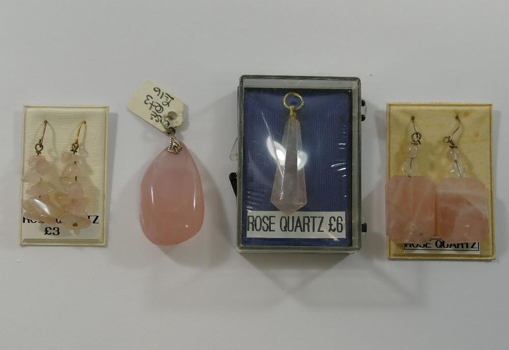 A quantity of rose quartz jewellery, comprised of three rings, a brooch, two pendants, two pairs - Image 5 of 7