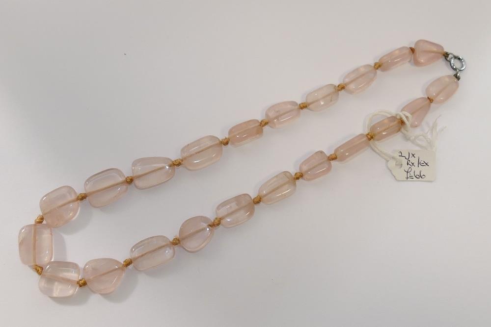 A quantity of rose quartz jewellery, comprised of three rings, a brooch, two pendants, two pairs - Image 6 of 7