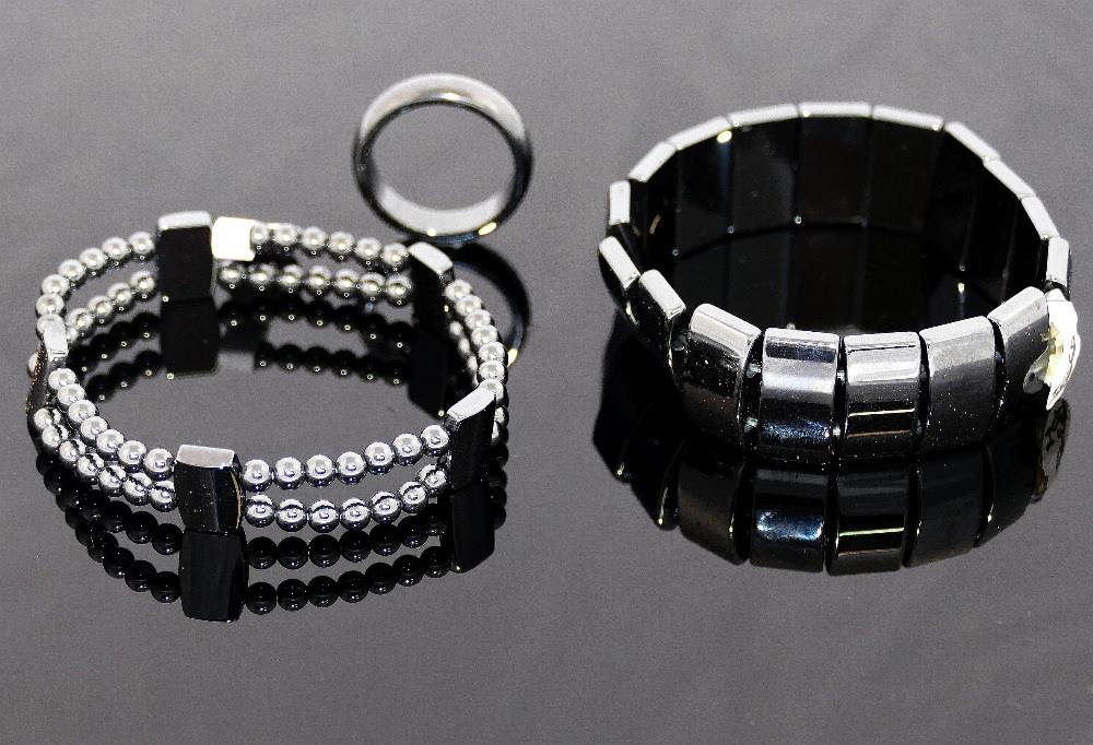 A quantity of hematite jewellery comprised of two bracelets, an individually knotted beaded - Image 3 of 6