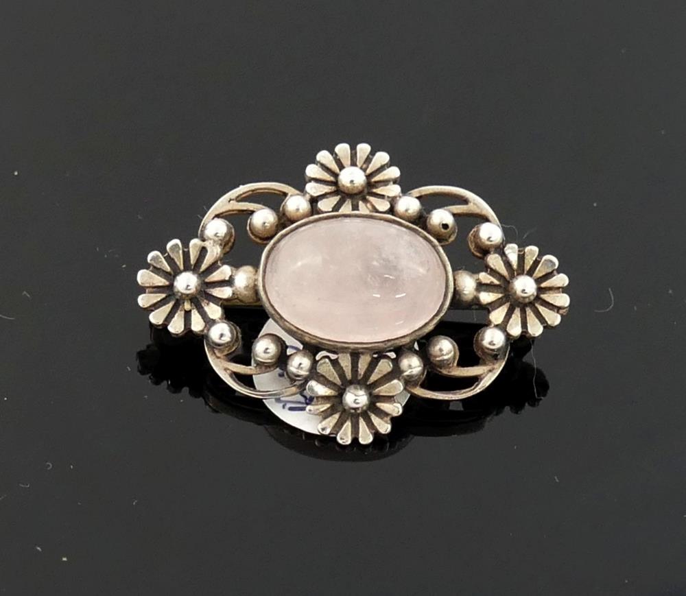 A quantity of rose quartz jewellery, comprised of three rings, a brooch, two pendants, two pairs - Image 2 of 7