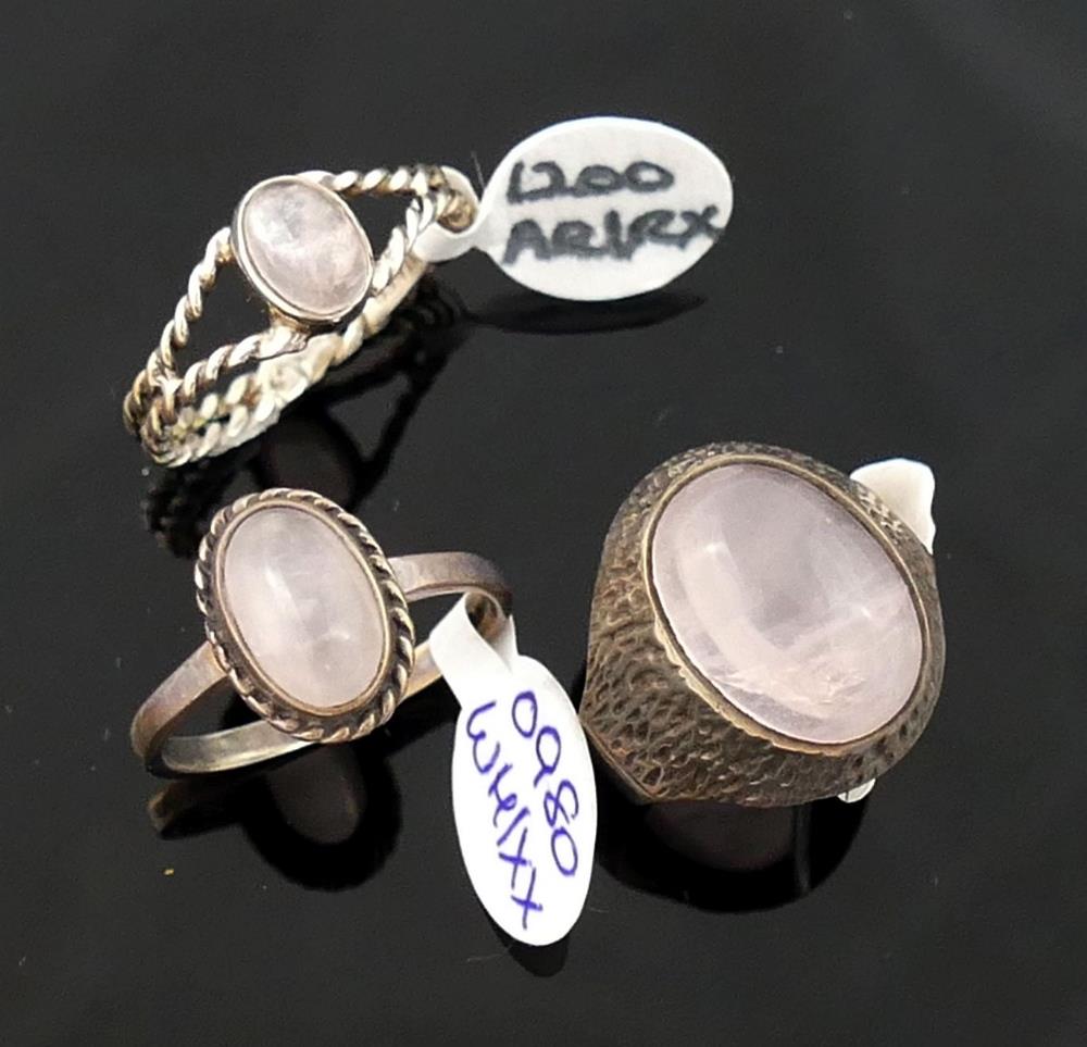 A quantity of rose quartz jewellery, comprised of three rings, a brooch, two pendants, two pairs - Image 7 of 7