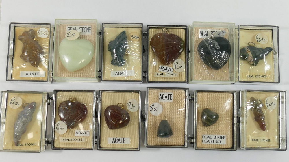 An assortment of hardstone jewellery, mainly agate, along with rhyolite, and pyrite, comprised of 20 - Image 2 of 6