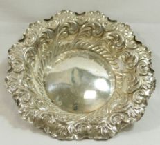 A late Victorian circular silver dish, Sheffield 1897, 14.5cm diameter, 2.87ozt, 89.2g CONDITION