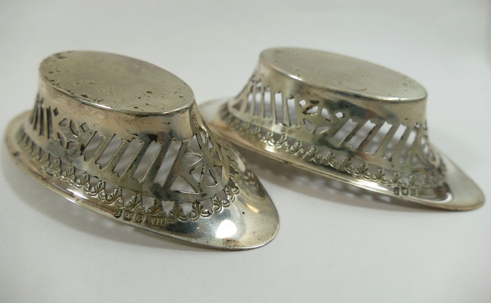 A pair of small late Victorian silver pierced boat-shaped baskets, Sheffield 1898,12cm long x 3. - Image 2 of 2