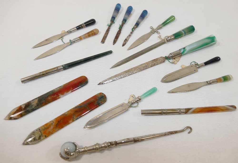 Fourteen banded agate items comprised of paperknives, a manicure set, bookmarks, button hook and a - Image 2 of 2
