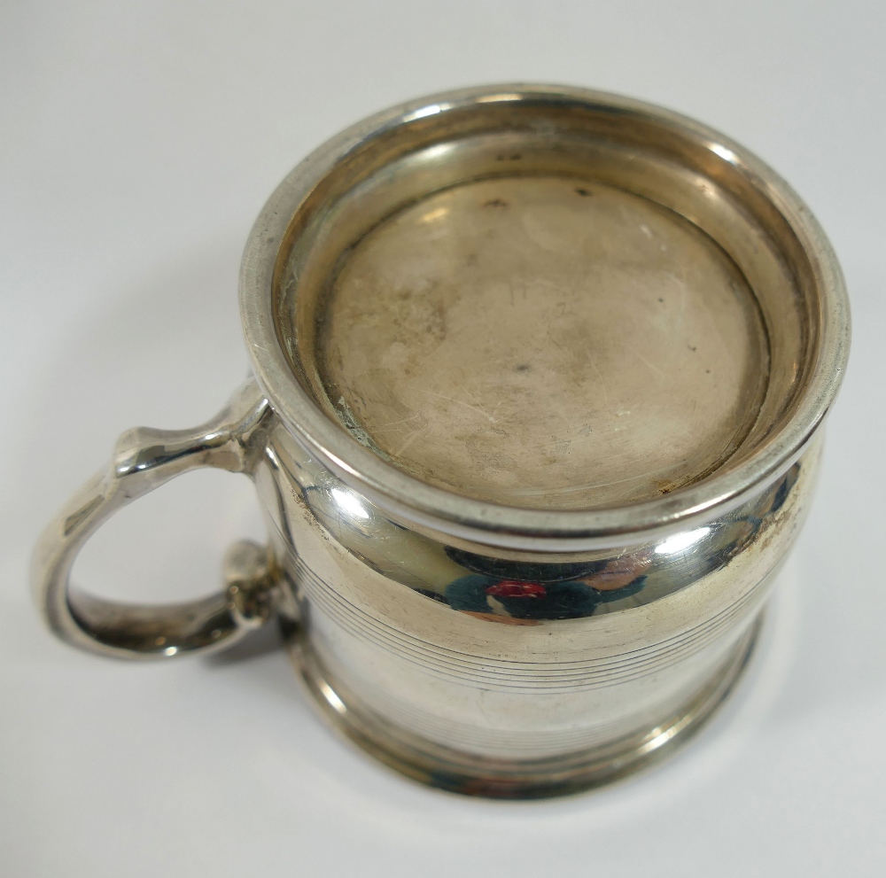 A George V silver cup, London 1919, the straight sides with reeded banded decoration, raised on - Image 3 of 3