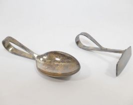 A George VI silver babies pusher and feeder spoon, Sheffield 1931, combined weight 1.41ozt, 44g,
