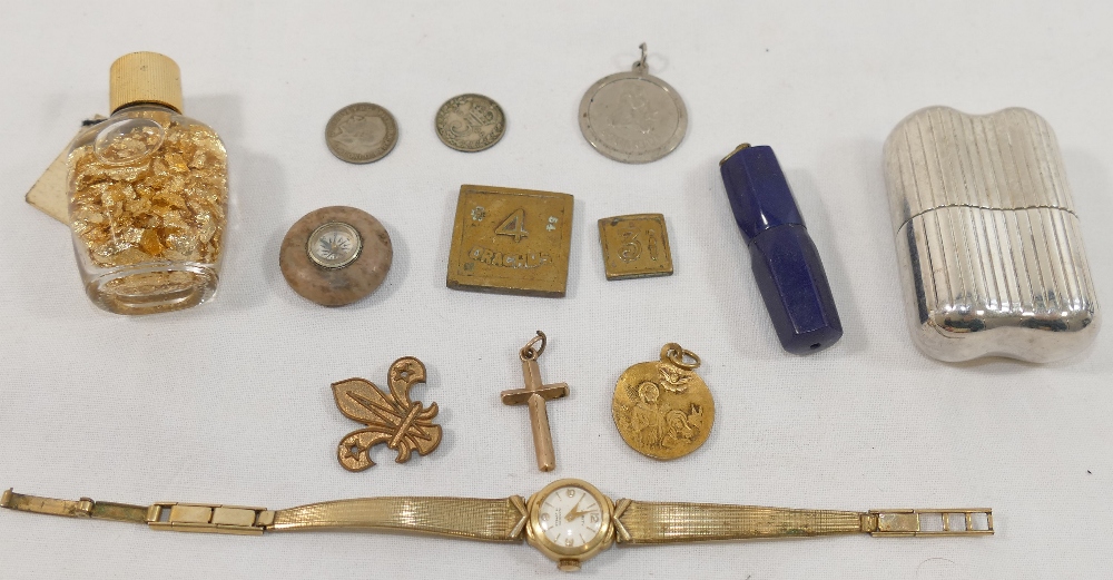 A collection of miscellaneous items comprised of brass items including a vintage door knocker, small - Image 5 of 6