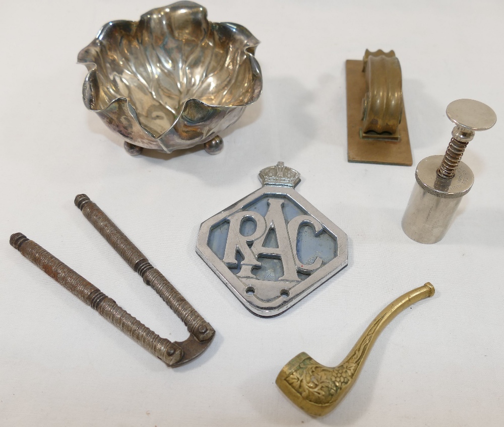 A collection of miscellaneous items comprised of brass items including a vintage door knocker, small