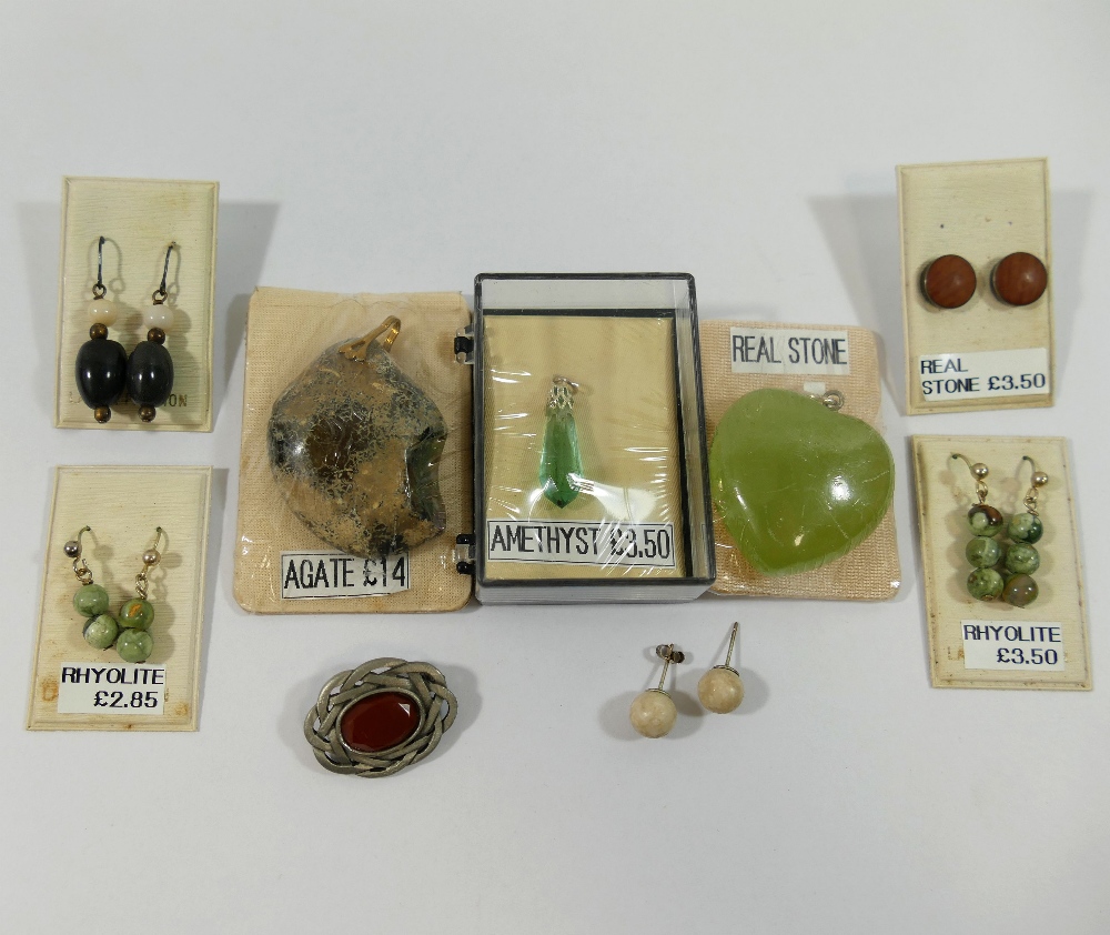 An assortment of hardstone jewellery, mainly agate, along with rhyolite, and pyrite, comprised of 20 - Image 4 of 6