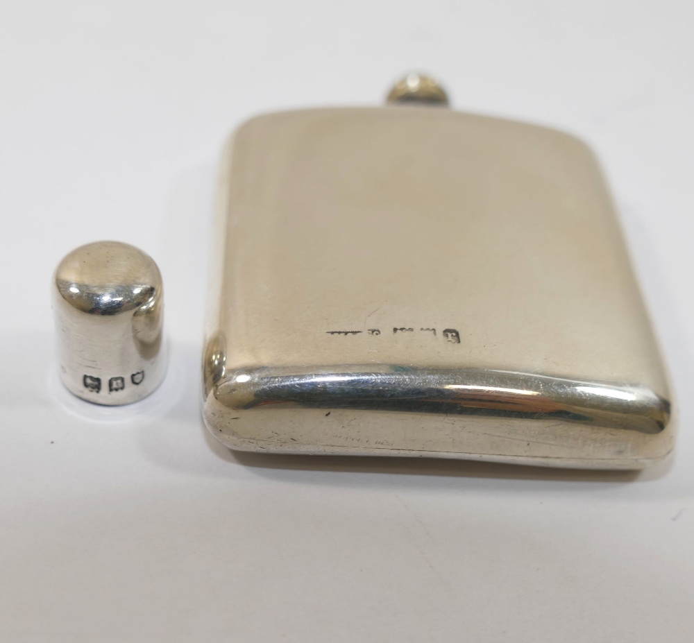 An S Mordan & Co. silver perfume flask, London 1912, 6cm high, 0.9ozt, 28.1g CONDITION REPORTS & - Image 2 of 2