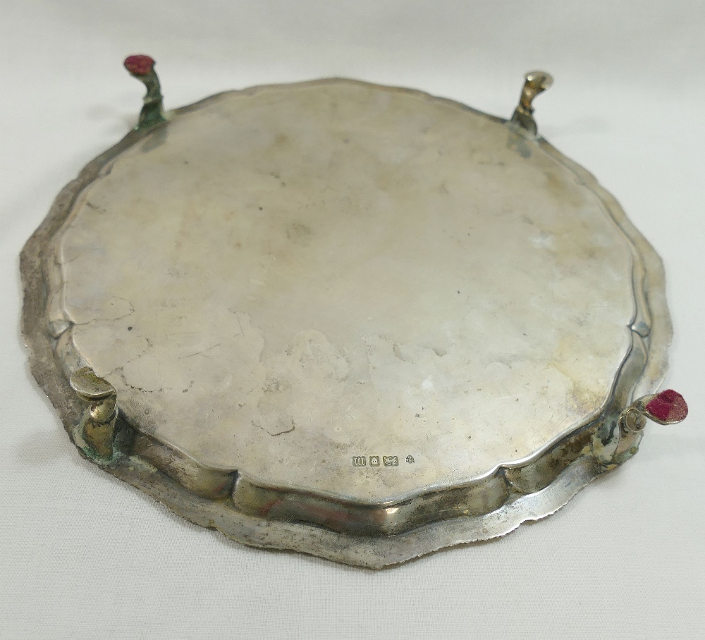 A George V circular silver tray, with shaped and gadrooned rim, raised on four hoof feet, London - Image 3 of 3