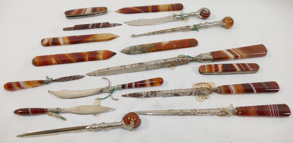 Sixteen banded carnelian and moss agate items including paper knives, button hook, penknives, and - Image 2 of 3
