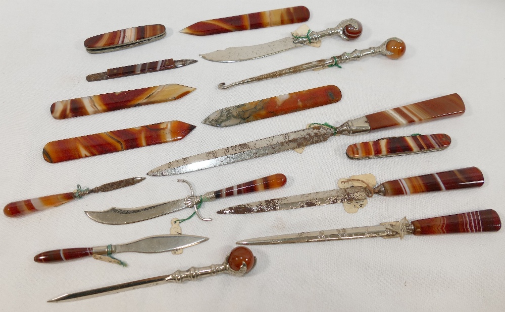 Sixteen banded carnelian and moss agate items including paper knives, button hook, penknives, and - Image 3 of 3