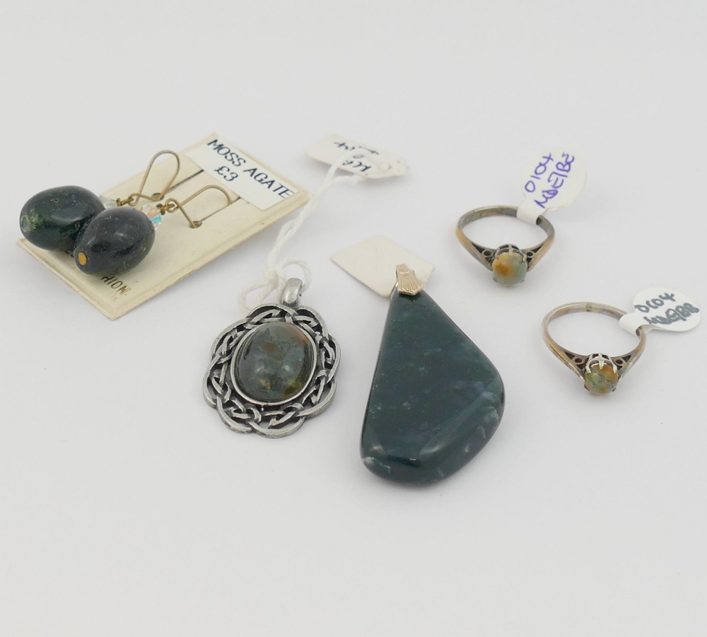 A selection of moss agate jewellery comprised of two beaded necklaces, two rings stamped 'SILVER',