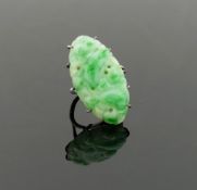 A late 19th/early 20th century Chinese jade panel ring, the oval carved and pierced panel, 3.2cm x