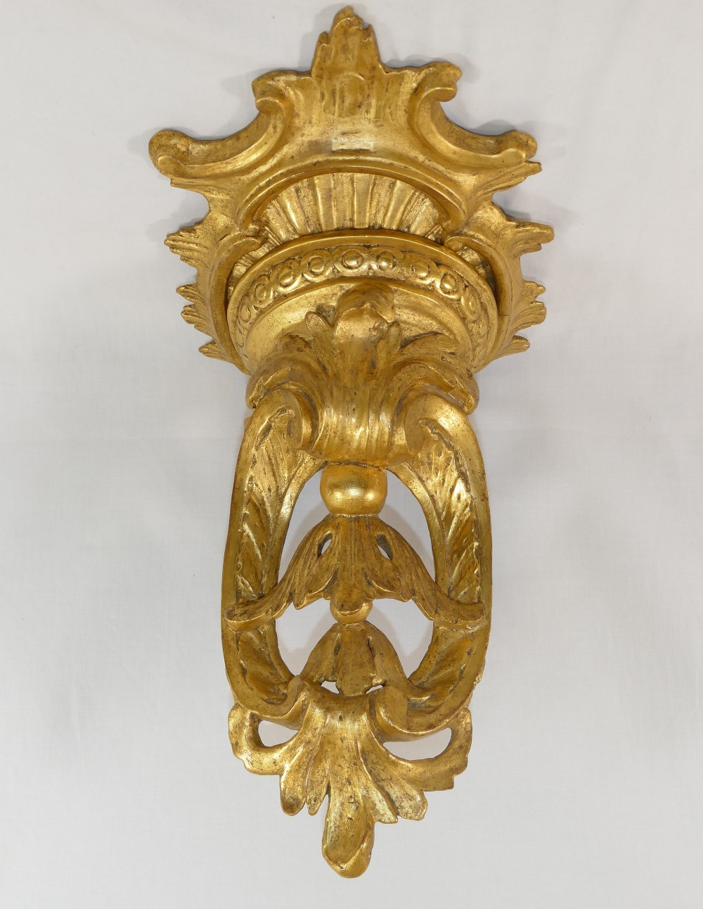 A Baroque style giltwood wall bracket, carved with acanthus leaves and 'C' scrolls, 34.5cm high - Image 2 of 4