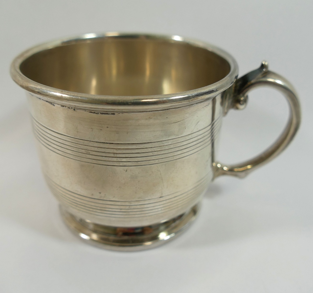 A George V silver cup, London 1919, the straight sides with reeded banded decoration, raised on - Image 2 of 3