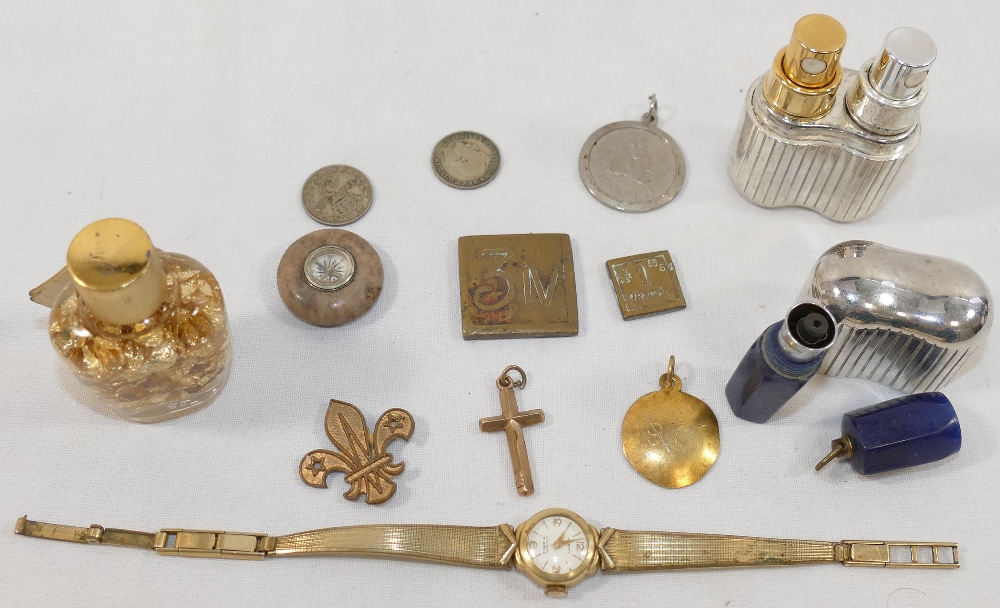 A collection of miscellaneous items comprised of brass items including a vintage door knocker, small - Image 6 of 6