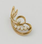 A 1960's 9 carat gold cultured pearl set brooch, 4.5cm long, 6.8g gross CONDITION REPORTS &