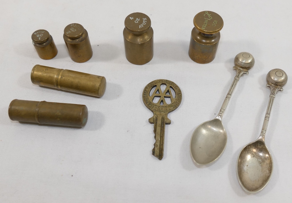 A collection of miscellaneous items comprised of brass items including a vintage door knocker, small - Image 2 of 6