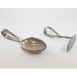 A George VI silver babies pusher and feeder spoon, Sheffield 1931, combined weight 1.41ozt, 44g,