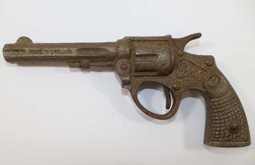 A pre-WWII English cast iron 'Giant' cap gun, 22cm long, in working order CONDITION REPORTS &