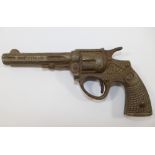 A pre-WWII English cast iron 'Giant' cap gun, 22cm long, in working order CONDITION REPORTS &