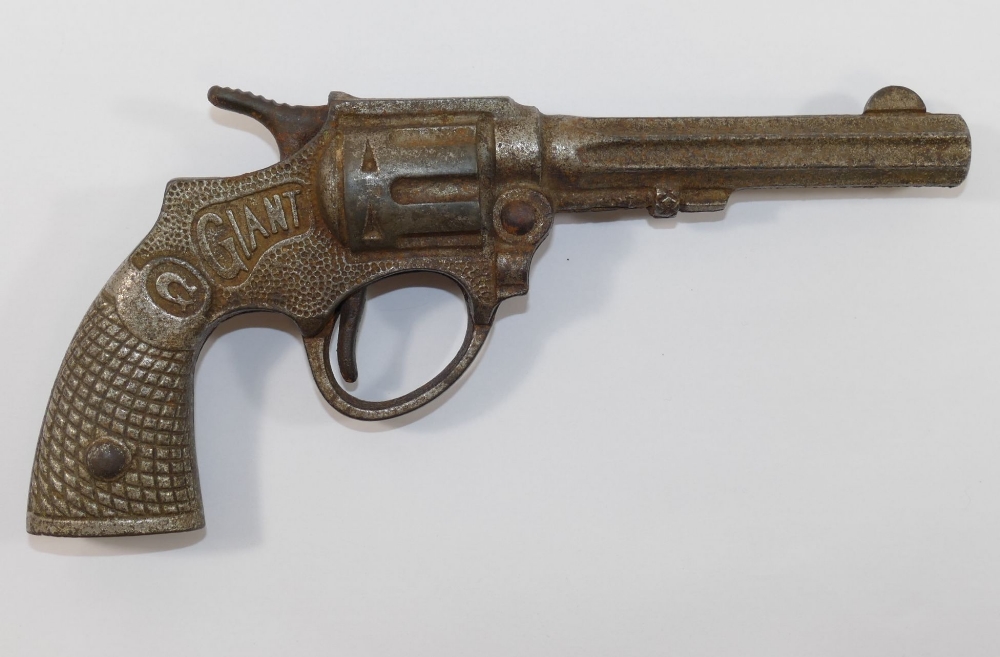 A pre-WWII English cast iron 'Giant' cap gun, 22cm long, in working order CONDITION REPORTS & - Image 2 of 2