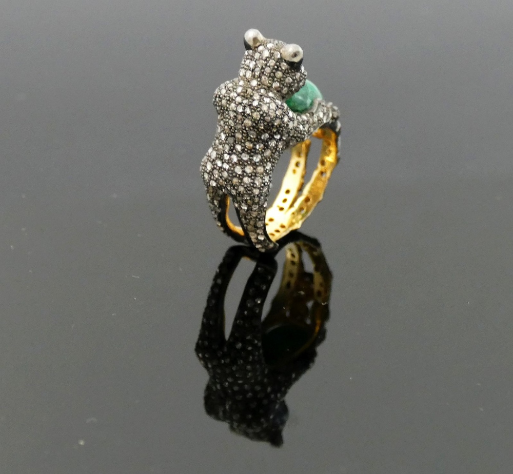 An emerald and diamond dress ring in the form of a cat with ruby eyes holding a ball in the form - Image 3 of 3