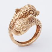 An 18ct yellow gold crossover double dolphin design ring with textured finish, 13.59gm, size N 1/2.