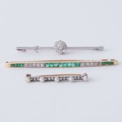 A collection of brooches to include a Platinum & 15ct white gold bar brooch with a central flower