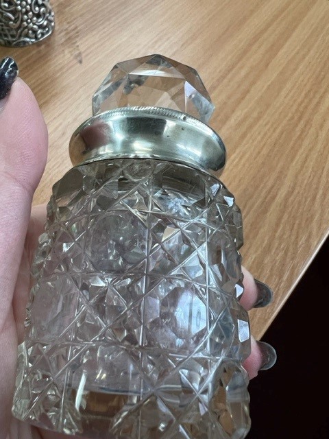 A collection of Victorian and later assorted scent bottles including silver, coloured glass, - Image 5 of 11