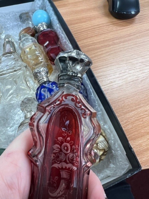 A collection of Victorian and later assorted scent bottles including silver, coloured glass, - Image 10 of 11