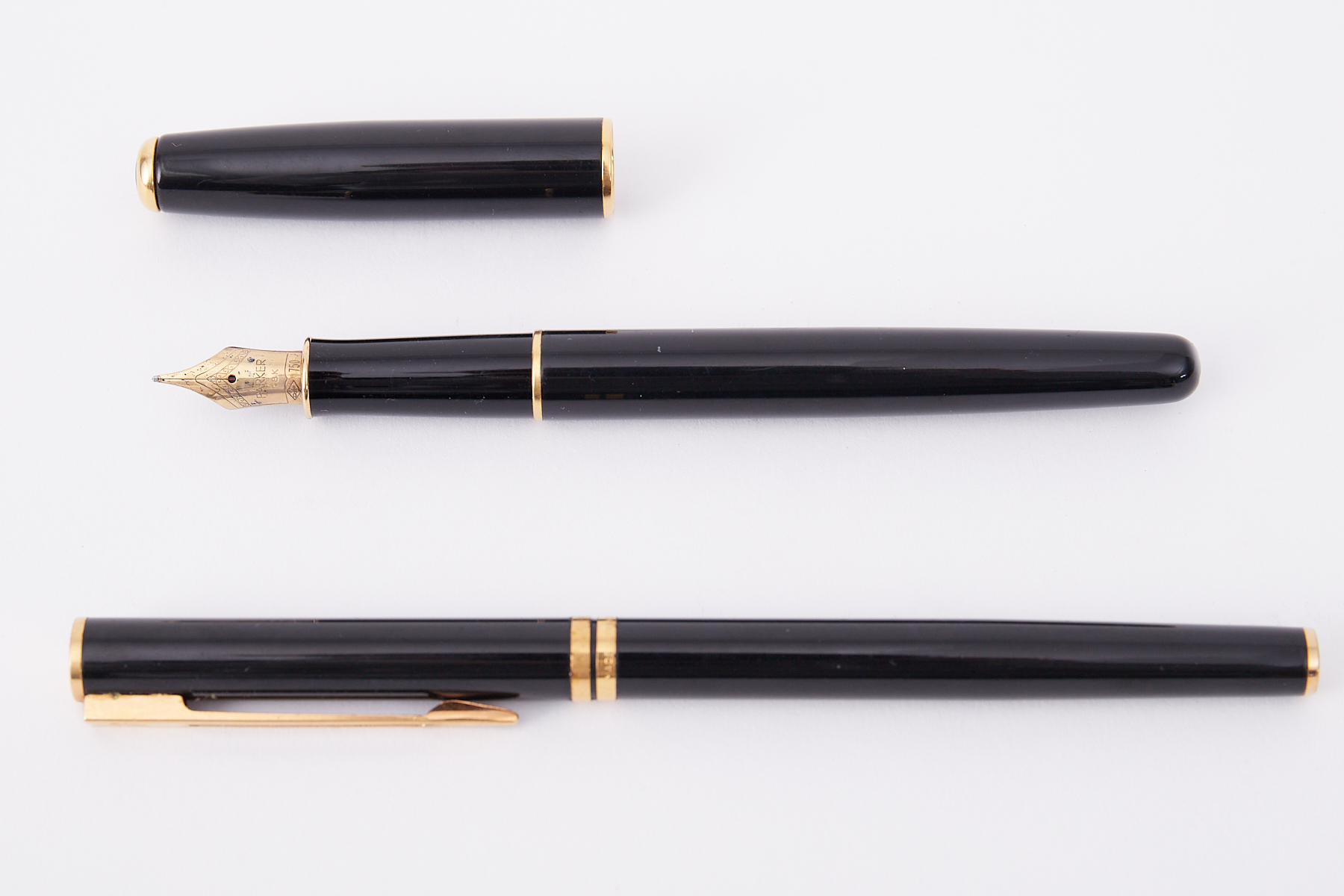 A Parker fountain pen with 18ct gold nib together with a matching pen, cased.