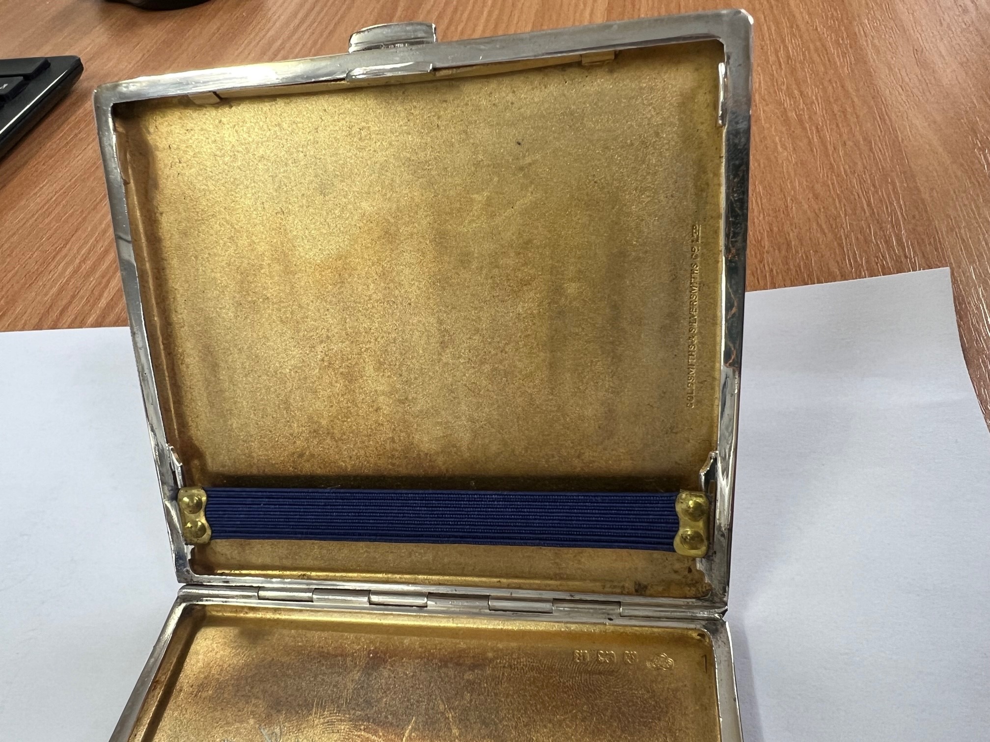 A Goldsmiths & Silversmiths cigarette case of Art Deco style with an enamel & crest decoration, in - Image 9 of 10